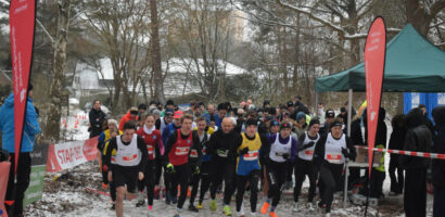 Ein Foto vom Start des Laufes über die Mittelstrecke beim Süderelbe-Cross 2026.