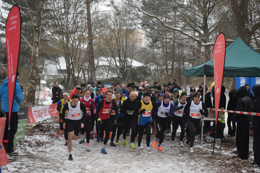 Ein Foto vom Start des Laufes über die Mittelstrecke beim Süderelbe-Cross 2026.