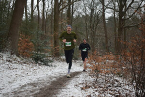 Ein Foto von zwei Teilnehmern der Langstrecke, die hintereinander in kurzem Abstand über eine kleine Kuppe kommen.