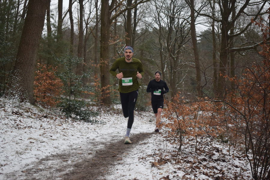 Ein Foto von zwei Teilnehmern der Langstrecke, die hintereinander in kurzem Abstand über eine kleine Kuppe kommen.