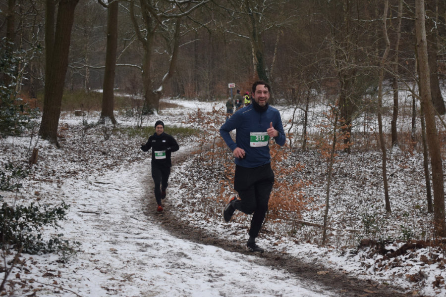 Ein Foto von einem Teilnehmern der Langstrecke, der ein Daumen-Hoch-Zeichen in die Kamera zeigt.