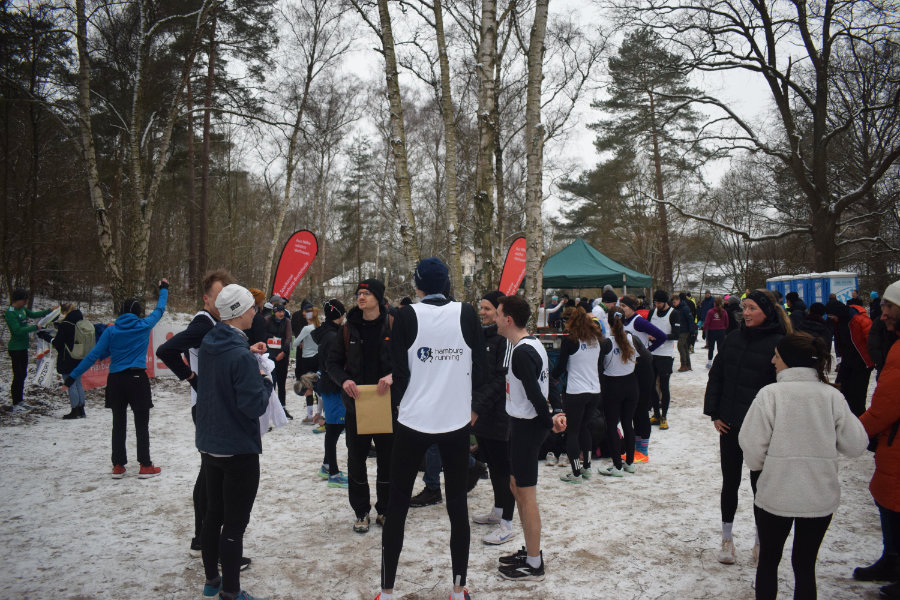Ein Foto von vielen Teilnehmenden, die im Startbereich auf den Beginn des Laufes warten.