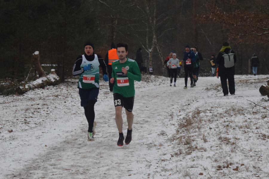 Ein Foto von zwei Teilnehmern der Mittelstrecke, die nebeneinander laufen.