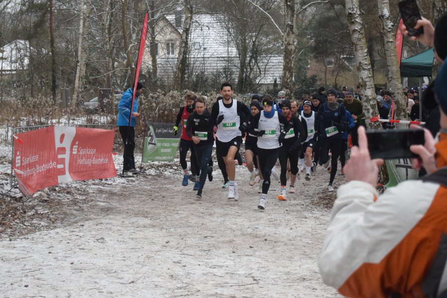 Ein Foto vom Start des Laufes über die Langstrecke beim Süderelbe-Cross 2026.