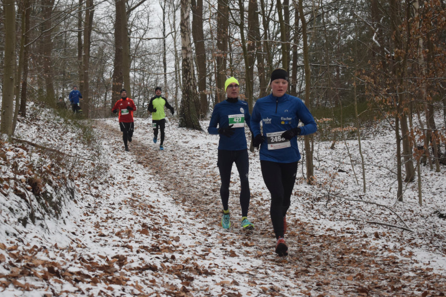 Ein Foto von zwei Teilnehmerinnen der Langstrecke, die dicht hintereinander laufen, im Hintergrund folgen zwei weitere Teilnehmer.