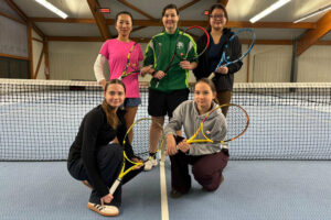 Ein Teamfoto der HNT Tennis-Damen, das fünf Spielerinnen zeigt, die sich in zwei Reihen aufgestellt haben.