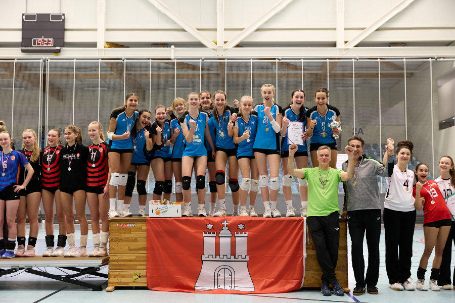 Ein Foto von der Siegerehrung bei der Hamburger Meisterschaft U18, die Spielerinnen des VTH stehen auf dem obersten Podest und jubeln mit geballten Fäusten zur Kamera.