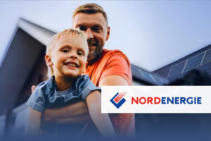 Ein Werbefoto zeigt Vater und Sohn vor einem Haus mit Solarmodulen auf dem Dach, dazu das Logo von Nordenergie.