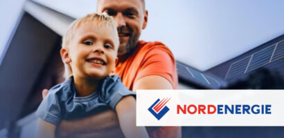 Ein Werbefoto zeigt Vater und Sohn vor einem Haus mit Solarmodulen auf dem Dach, dazu das Logo von Nordenergie.