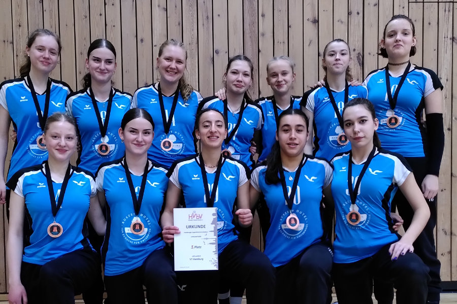 Ein Gruppenfoto des erfolgreichen U20-Teams des VTH, die Spielerinnen haben Bronzemedaillen um den Hals hängen und halten ihre Urkunde für den dritten Platz.