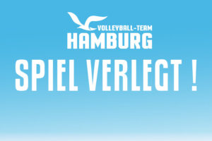 Ein Bild mit dem Logo des Volleyball-Team Hamburg in weiß und darunter dem Schriftzug "Spiel verlegt!" in Großbuchstaben, alles auf hellblauem Hintergrund.