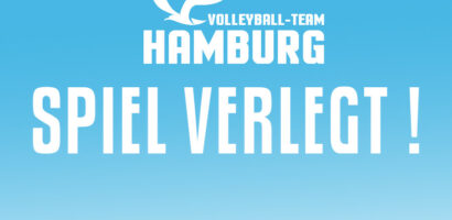 Ein Bild mit dem Logo des Volleyball-Team Hamburg in weiß und darunter dem Schriftzug "Spiel verlegt!" in Großbuchstaben, alles auf hellblauem Hintergrund.