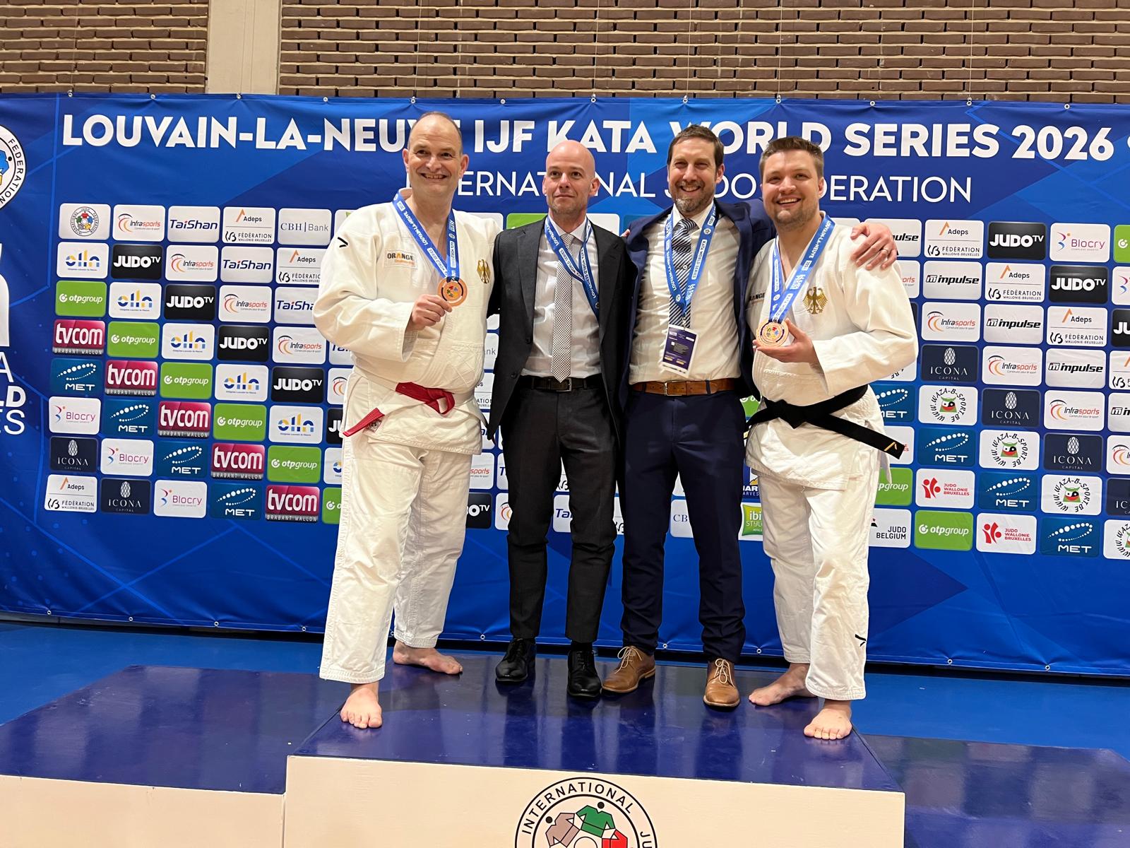 Ein Foto von Schillig und Kröger, die gemeinsam mit anderen auf dem Siegerpodest mit ihren Medaillen für die Fotografen posieren.