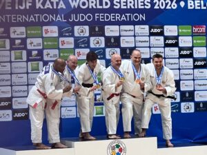 Ein Foto der Siegerehrung, bei der das Hamburger Kata-Duo Schillig/Kröger rechts auf dem Podest steht, gemeinsam mit den anderen Teilnehmern strecken sie ihre Medaillen nach vorne zu den Fotografen.