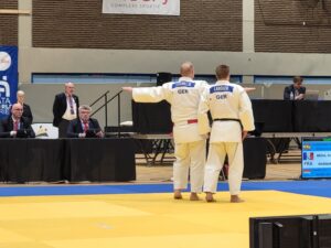 Ein Foto des Hamburger Kata-Duos Schillig/Kröger bei der Vorführung ihrer Kata auf der Matte.