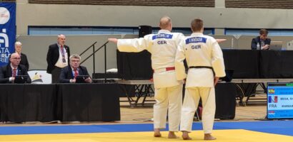 Ein Foto des Hamburger Kata-Duos Schillig/Kröger bei der Vorführung ihrer Kata auf der Matte.