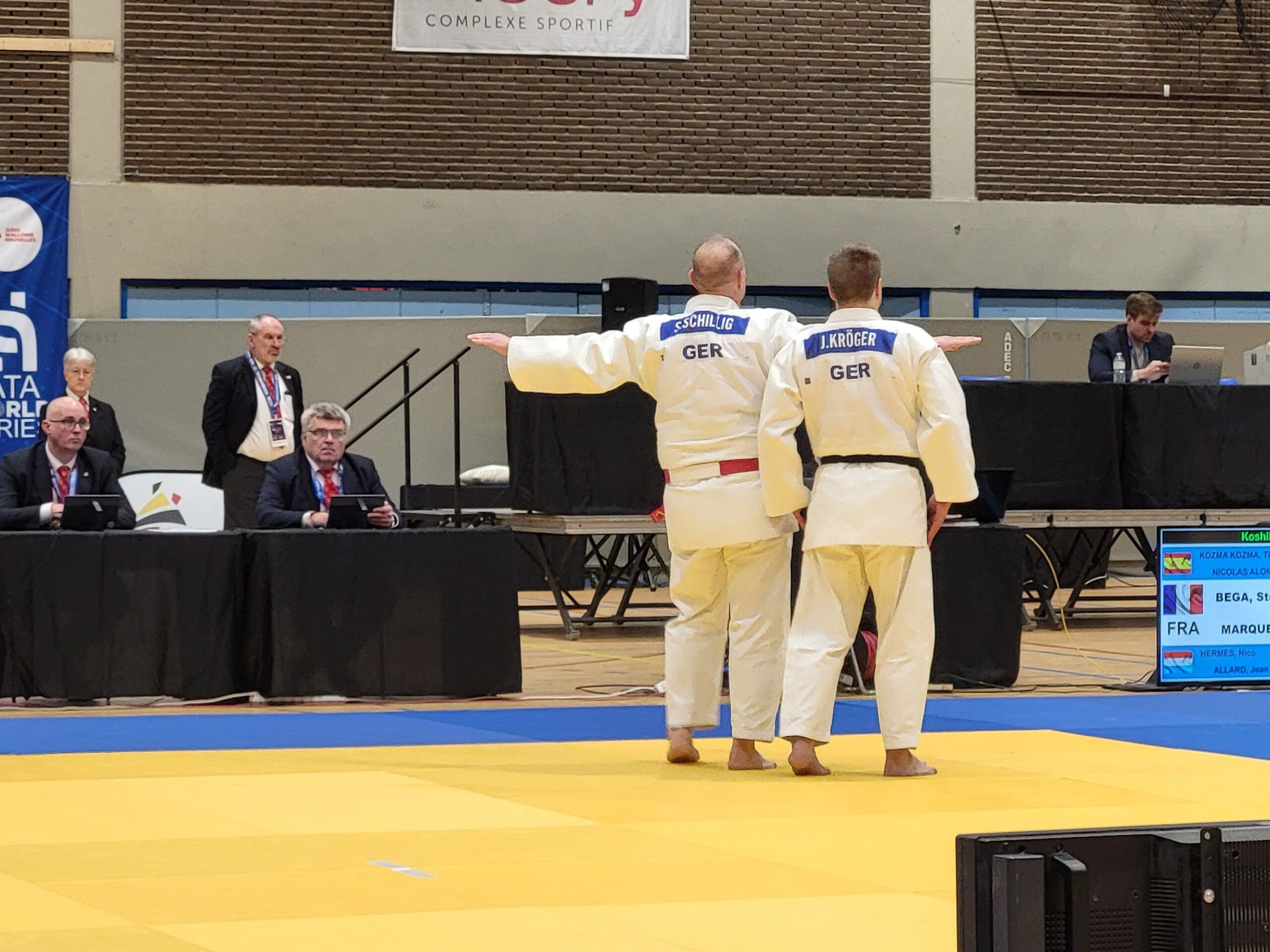 Ein Foto des Hamburger Kata-Duos Schillig/Kröger bei der Vorführung ihrer Kata auf der Matte.