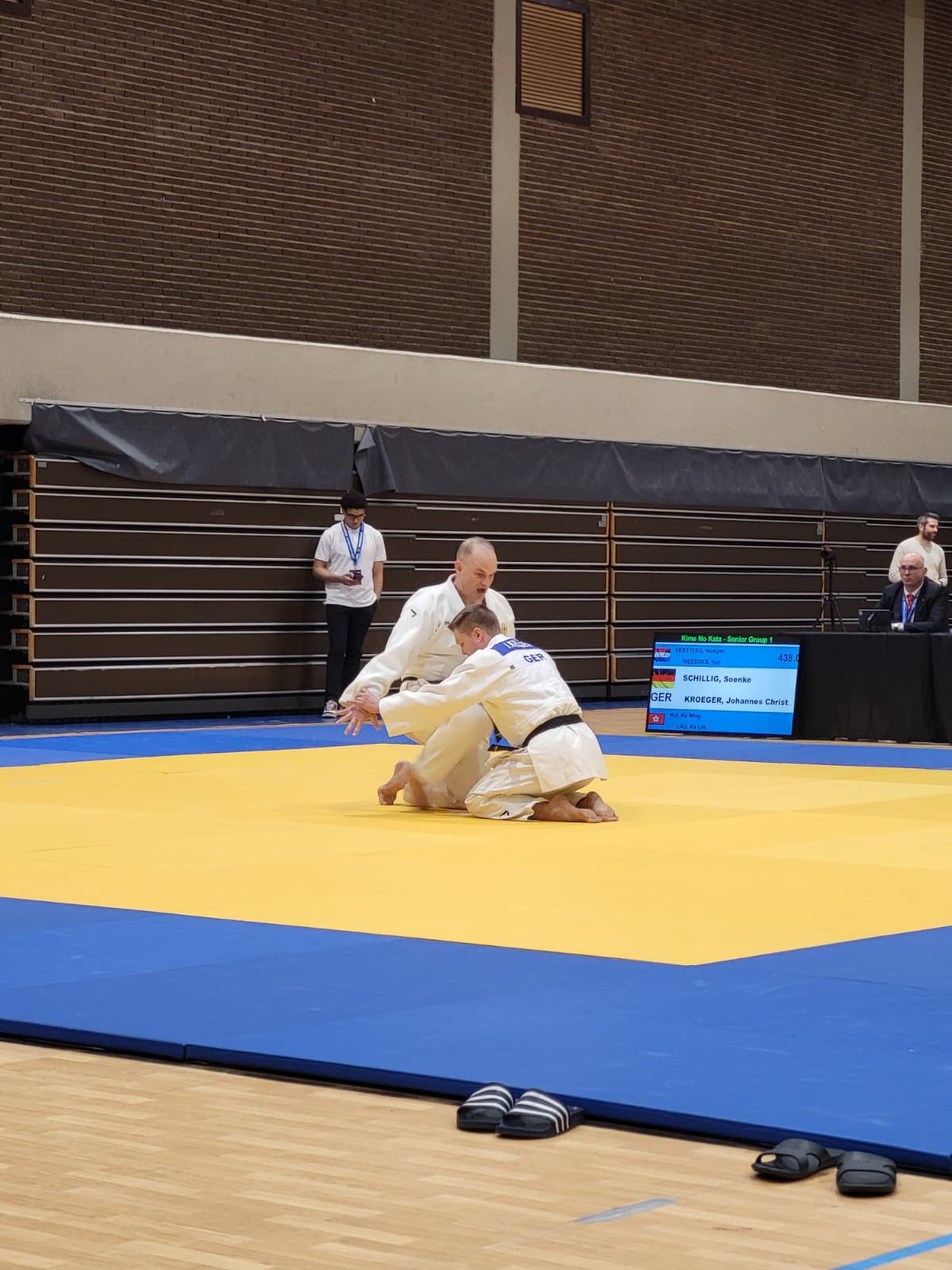 Ein Foto des Hamburger Kata-Duos Schillig/Kröger bei der Vorführung ihrer Kata auf der Matte.