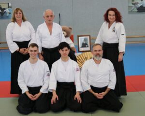 Ein Gruppenfoto von Justin und anderen Teilnehmenden der Prüfung.