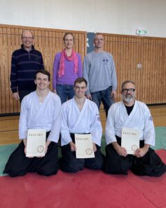 Ein Gruppenfoto von Michael, Jannes und anderen Teilnehmenden der Prüfung.