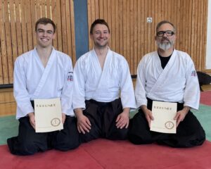 Ein Gruppenfoto von Michael, Jannes und anderen Teilnehmenden der Prüfung.