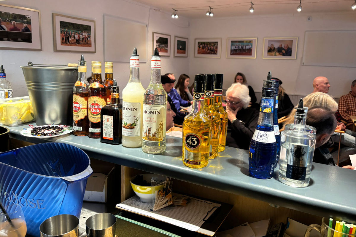 Ein Foto vom Bartresen beim Happy-Hours-Event "Cocktails meet soundtracks" mit verschiedenen Getränken auf dem Tresen.
