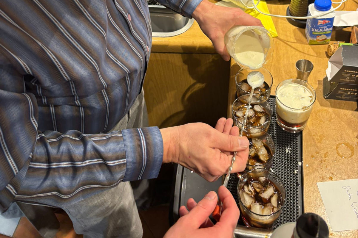 Ein Foto von der Zubereitung von Cocktails beim Happy-Hours-Event "Cocktails meet soundtracks".