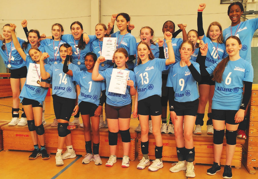 Ein Foto der erfolgreichen U13-Teams des VTH, die gemeinsam mit Medaillen um den Hälsen und Urkunden in den Händen jubeln.