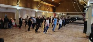 Ein Foto vom 32. Black Coffee Nachmittag, das die Teilnehmenden beim Tanzen zeigt.
