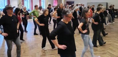 Ein Foto vom 32. Black Coffee Nachmittag, das die Teilnehmenden beim Tanzen zeigt.