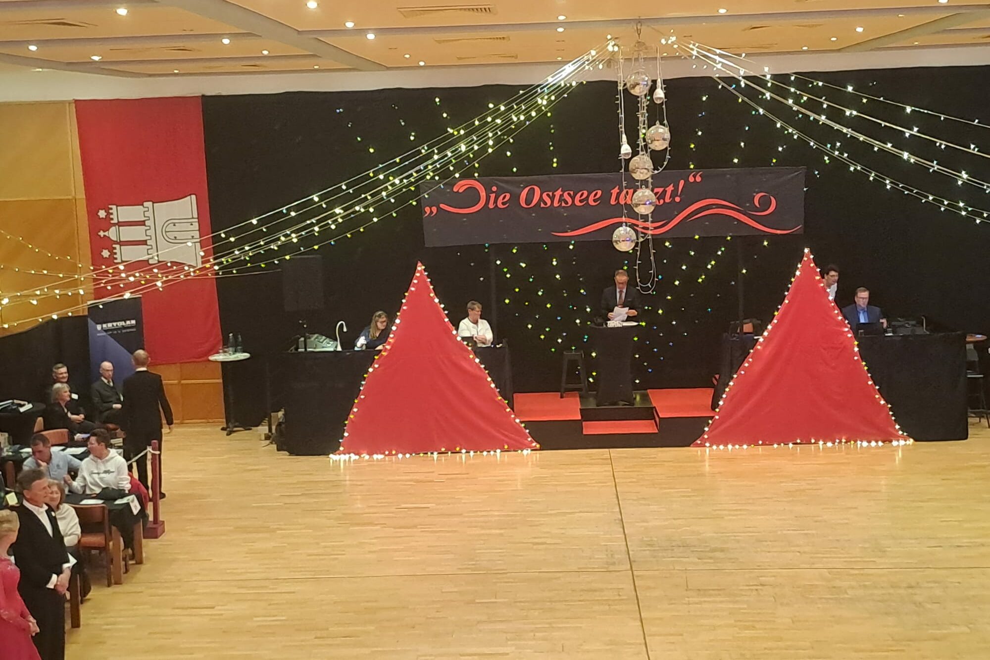 Ein Foto der Bühne bei der Veranstaltung "Die Ostsee tanzt".