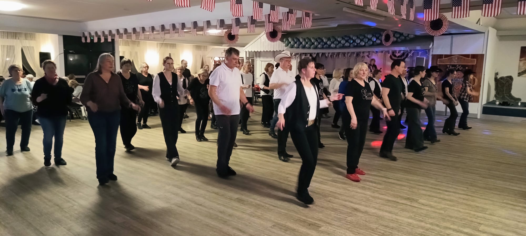 Ein Foto von der HNT Line-Dance-Party, auf dem die Teilnehmenden beim Tanzen zu sehen sind.