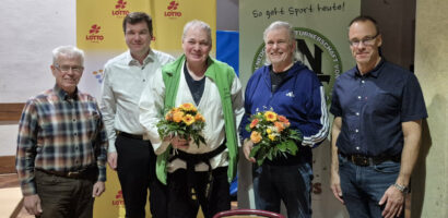 Ein Foto von Michael Richter und Hans Kautz, auf dem beide mit Blumensträußen in den Händen neben den Mitgliedern des HNT-Präsidiums stehen und in die Kamera lächeln.