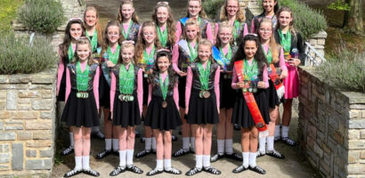 Ein Gruppenfoto aller Tänzerinnen der HNT Irish Dance Academy nach dem Grade Feis.