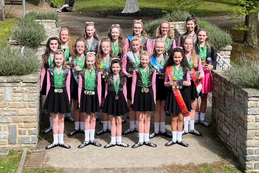 Ein Gruppenfoto aller Tänzerinnen der HNT Irish Dance Academy nach dem Grade Feis.
