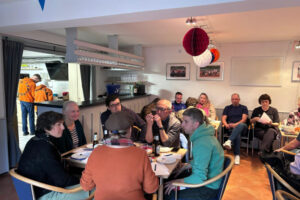 Ein Foto vom Happy-Hours-Event "Gouda Abend", das einen großen Teil des Gästeraums sowie die Bar im Hintergrund zeigt.