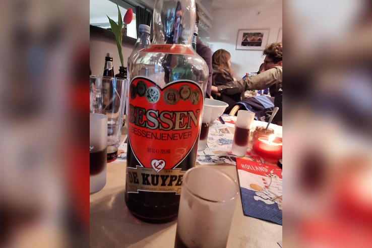 Ein Foto vom Happy-Hours-Event "Gouda Abend", das eine Flasche Schnaps auf einem der Tische zeigt.