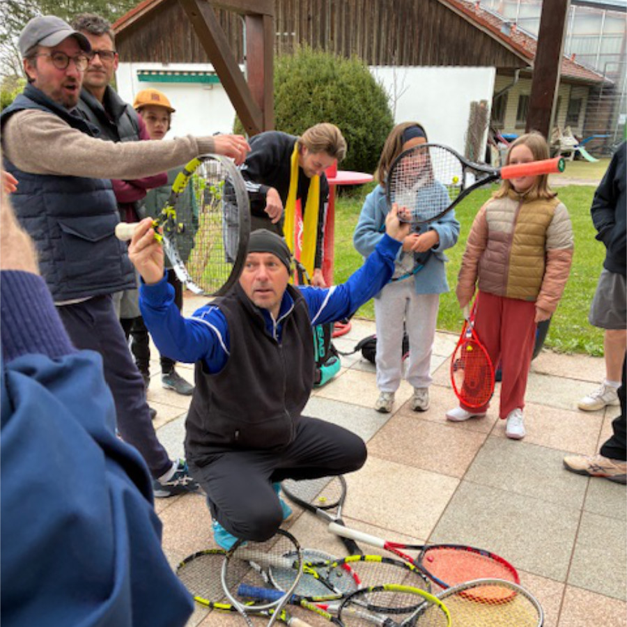 Ein Foto der traditionellen Auslosung der Spielpaarungen per Zufallswahl der Schläger.