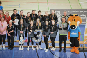 Ein Foto der U16-Auswahl des VTH auf dem Podest bei der Siegerehrung.