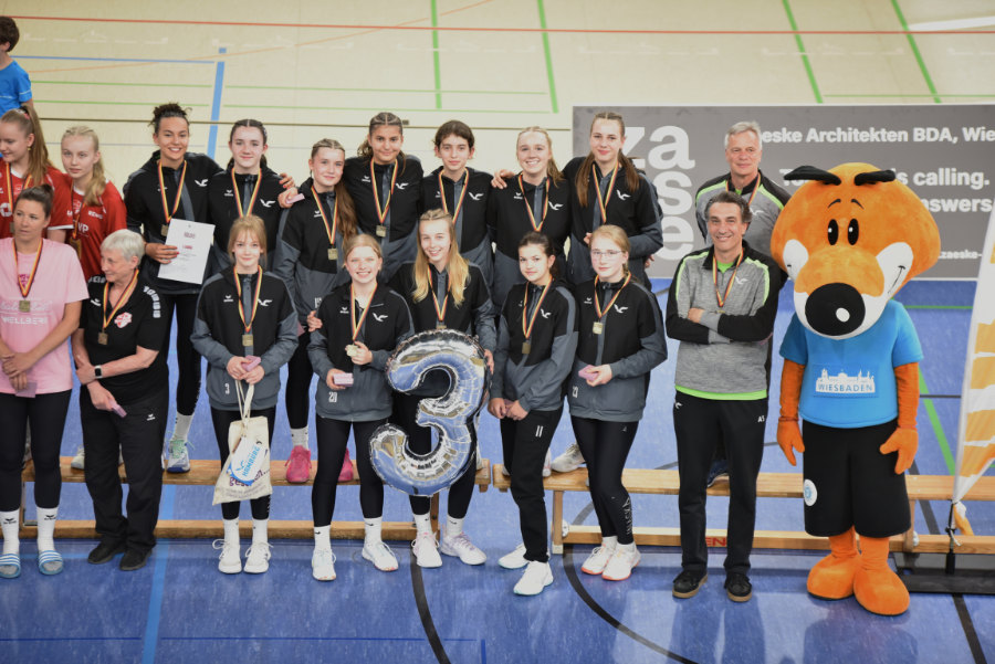 Ein Foto der U16-Auswahl des VTH auf dem Podest bei der Siegerehrung.