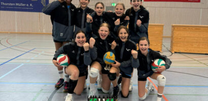 Ein Gruppenfoto des U14-Teams des VTH, auf dem die Mädchen freudig in die Kamera jubeln.