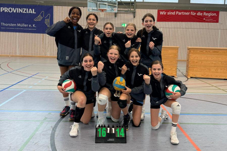 Ein Gruppenfoto des U14-Teams des VTH, auf dem die Mädchen freudig in die Kamera jubeln.