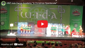 Ein Foto von der Videoaufnahme der Show "A Christmas Spectacular" bei YouTube.