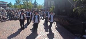Ein Foto der Auftrittsgruppe der HNT Line Dancer bei ihrem Auftritt auf dem Rathausplatz in Neu Wulmstorf.