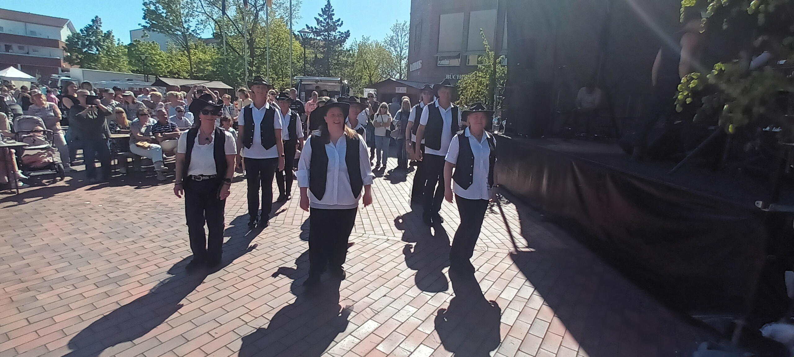Ein Foto der Auftrittsgruppe der HNT Line Dancer bei ihrem Auftritt auf dem Rathausplatz in Neu Wulmstorf.