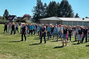 Ein Foto des Flashmobs auf dem Sportplatz des MTV Hanstedt.