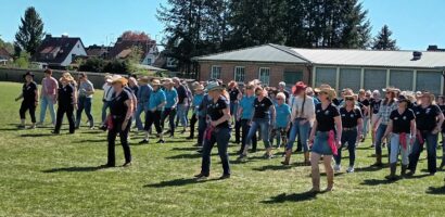 Ein Foto des Flashmobs auf dem Sportplatz des MTV Hanstedt.