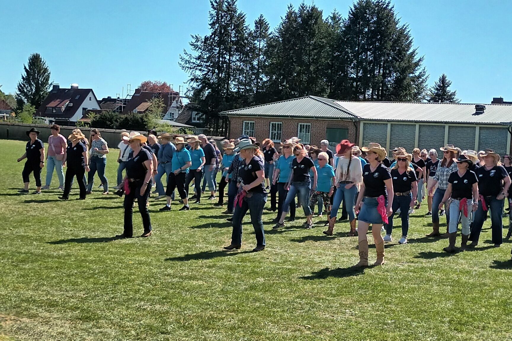 Ein Foto des Flashmobs auf dem Sportplatz des MTV Hanstedt.