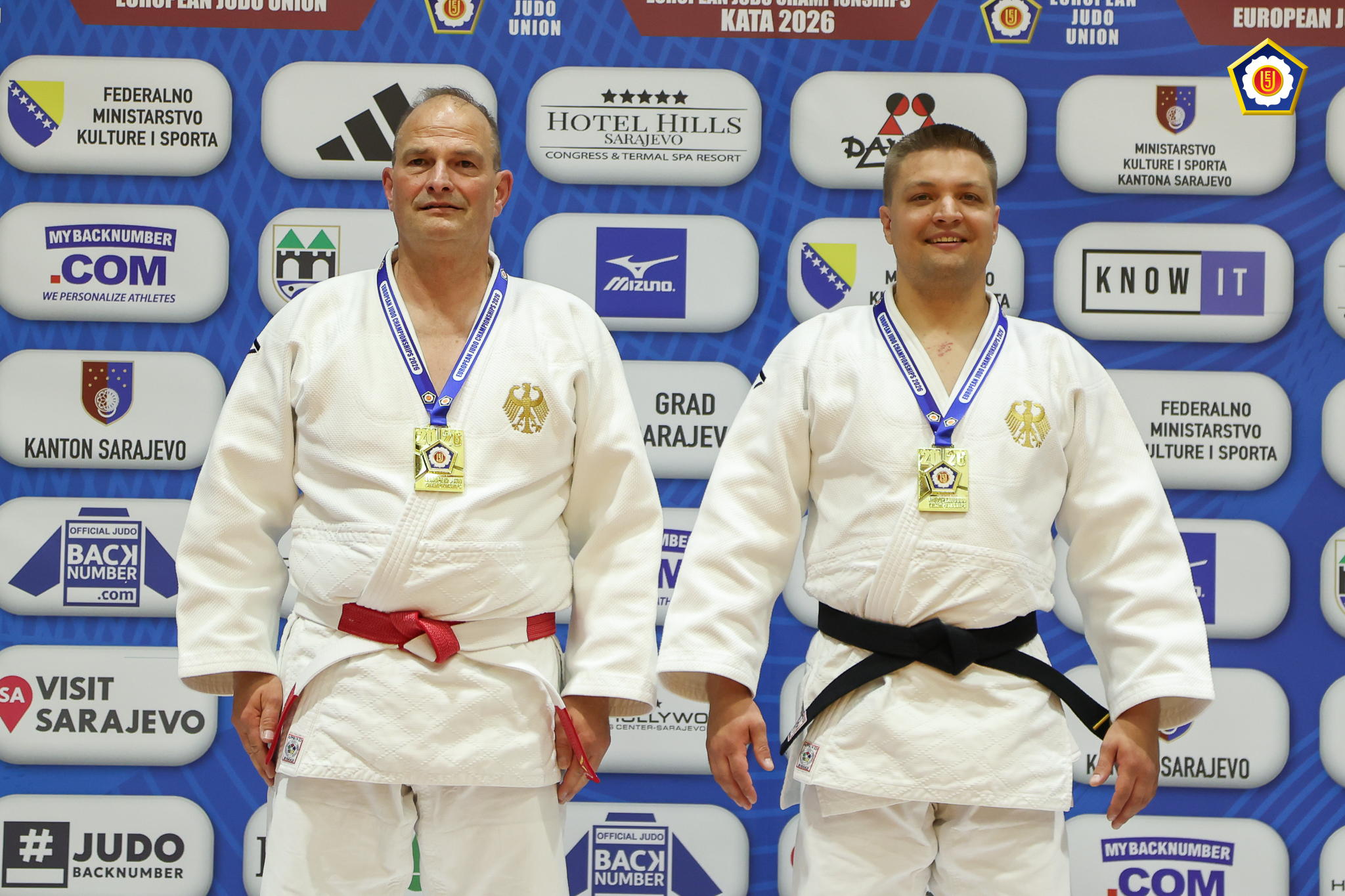 European Judo Championships Kata 2026 Ein Foto von Sönke und Johannes auf dem Podest bei der Siegerehrung, beide haben eine Goldmedaille um den Hals hängen.