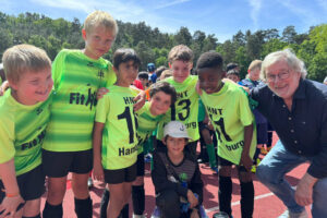 Ein Gruppenfoto von Karsten Bode und dem U9-Team der HNT nach der Pokalübergabe.